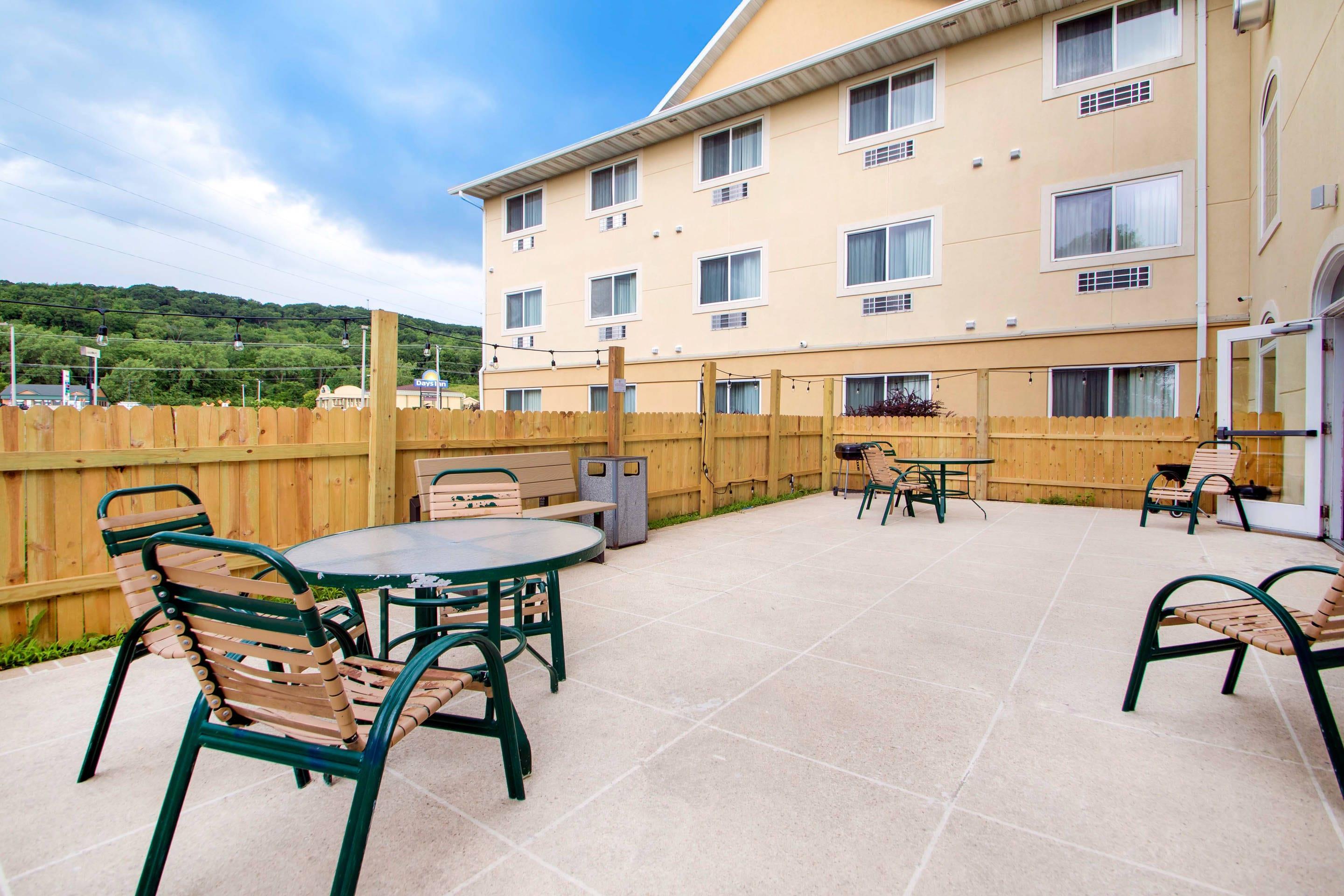 Hotel patio | Comfort Suites Wisconsin Dells Area