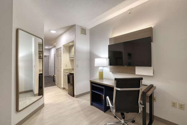 Suite - Comfort Suites Milwaukee Airport Oak Creek - I-41 & I-94, Exit 319