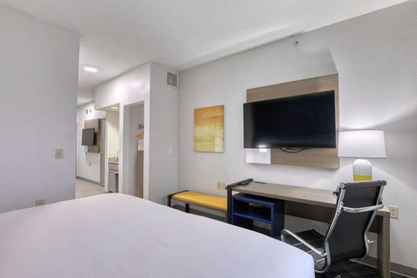 Suite - Comfort Suites Milwaukee Airport Oak Creek - I-41 & I-94, Exit 319