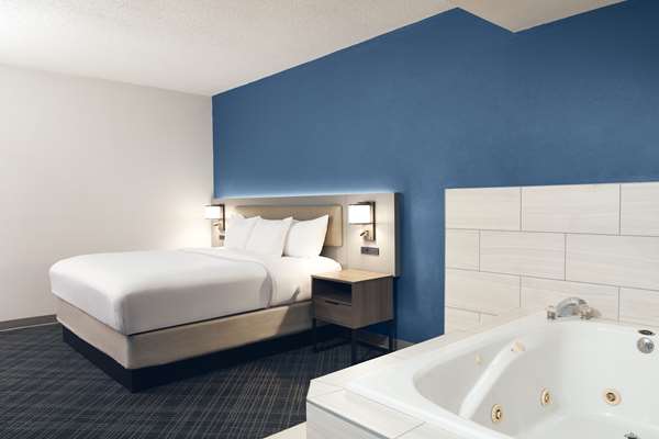 Suite - Comfort Suites Milwaukee Airport Oak Creek - I-41 & I-94, Exit 319