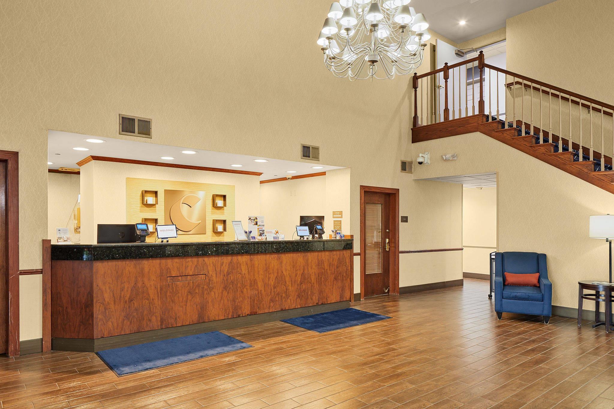 Front desk | Comfort Suites Milwaukee Airport