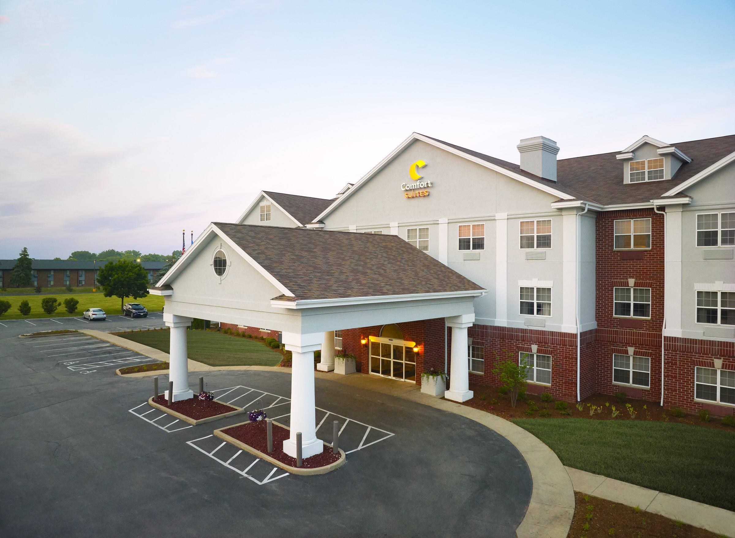 Hotel exterior | Comfort Suites Milwaukee Airport