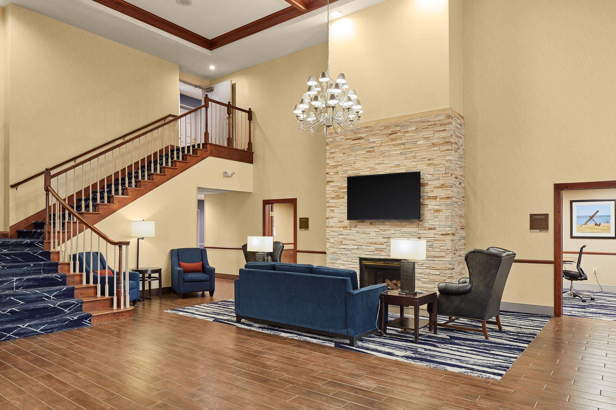 Hotel lobby | Comfort Suites Milwaukee Airport