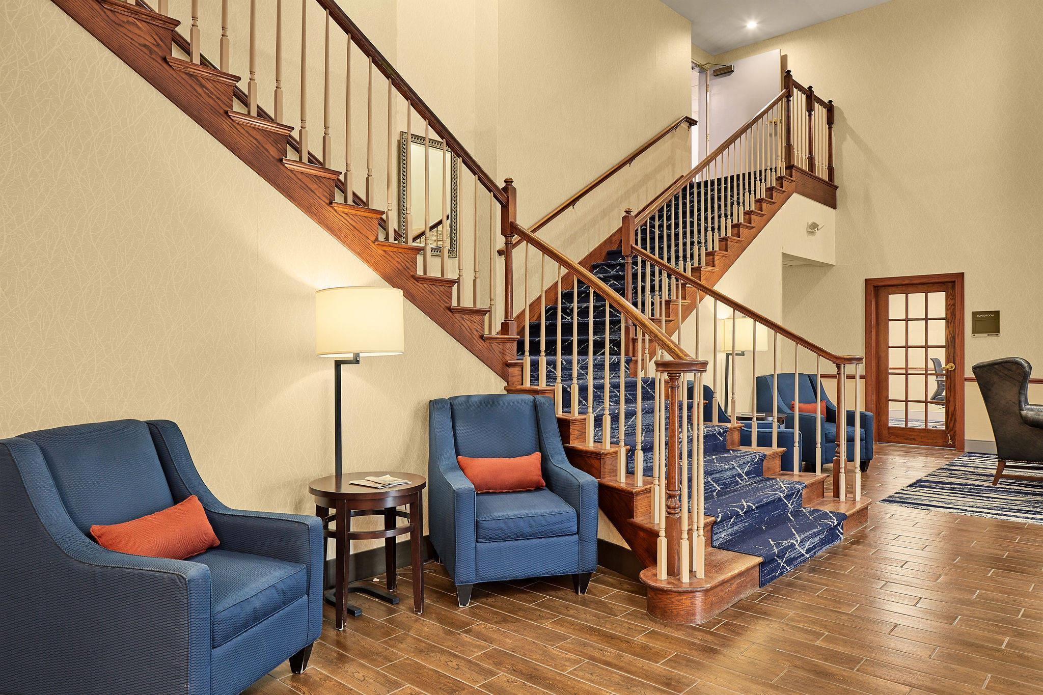 Hotel lobby | Comfort Suites Milwaukee Airport