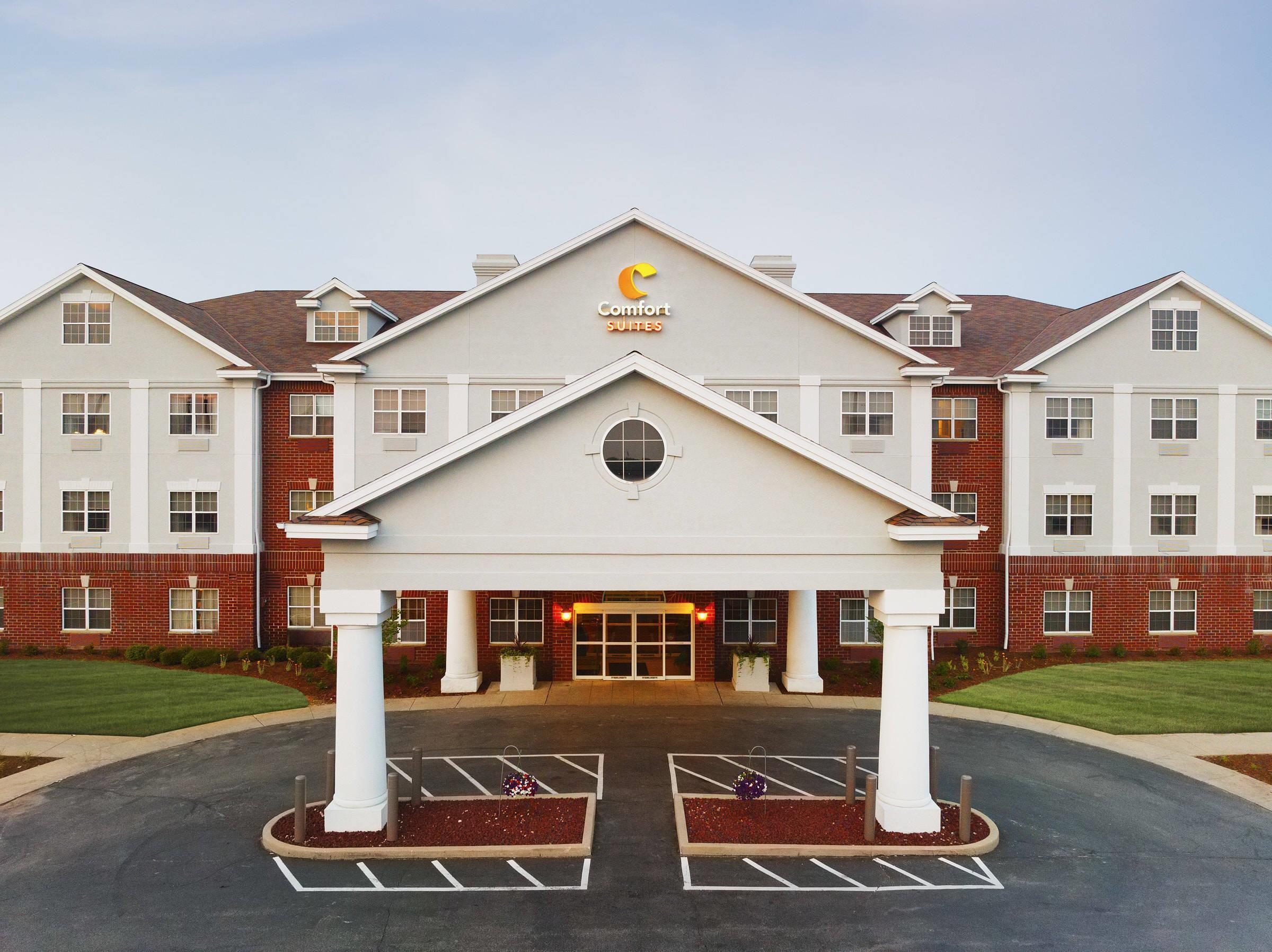 Hotel exterior | Comfort Suites Milwaukee Airport