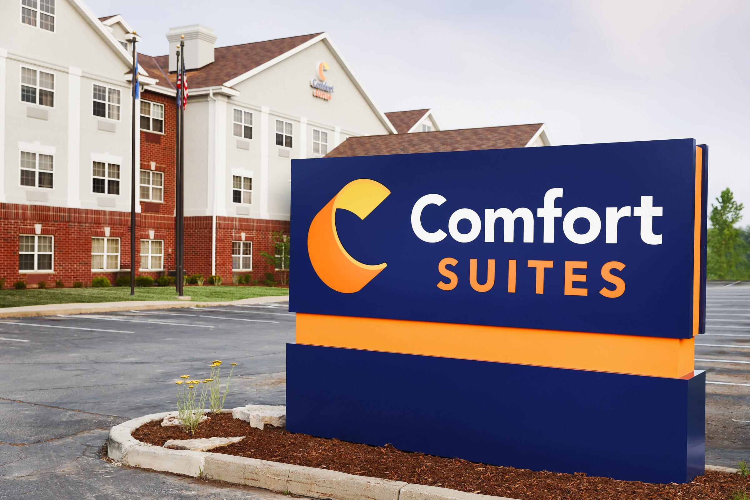 Hotel exterior | Comfort Suites Milwaukee Airport