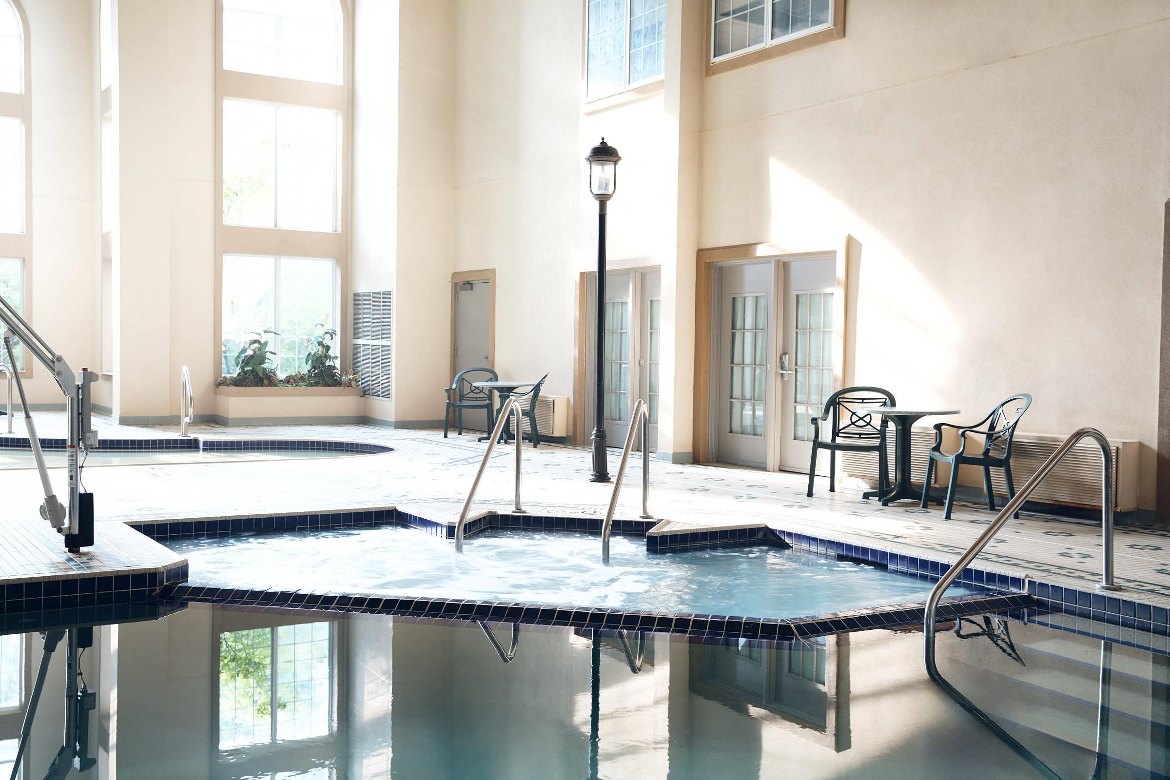 Outdoor pool | Comfort Suites Milwaukee Airport