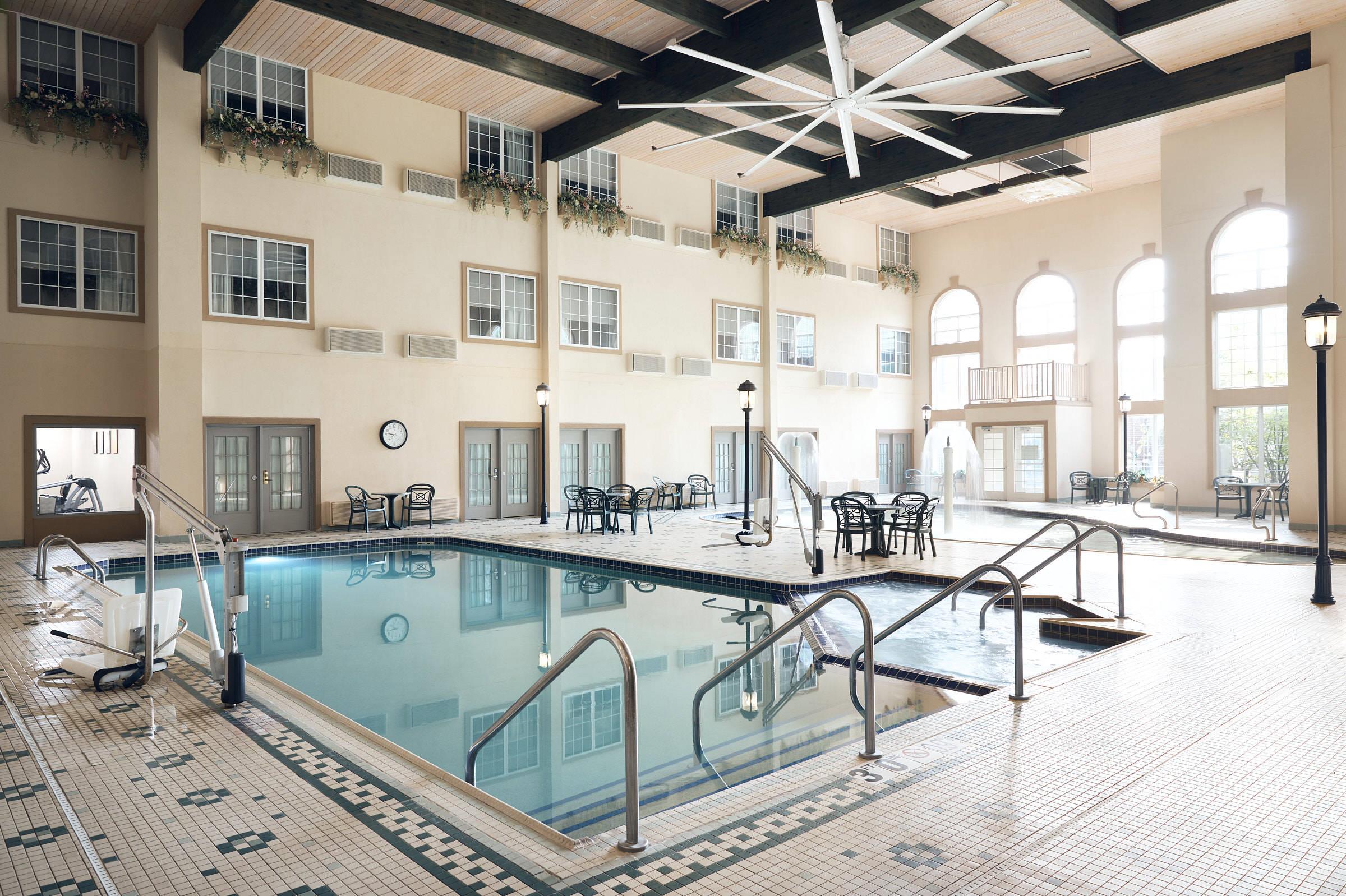 Outdoor pool | Comfort Suites Milwaukee Airport