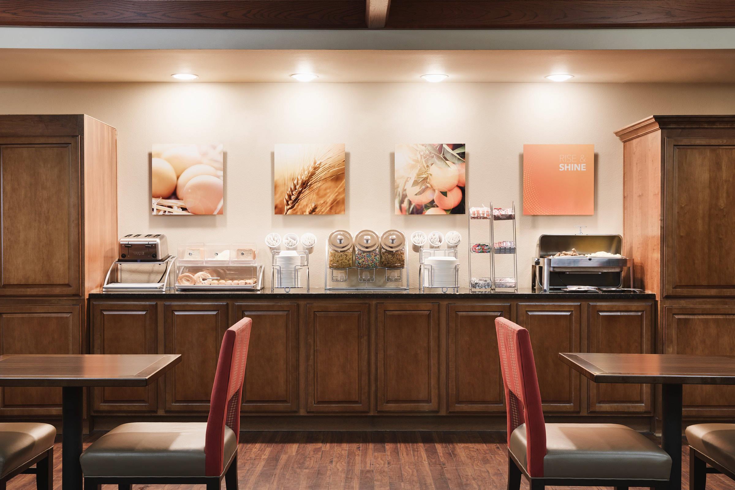 Breakfast area | Comfort Suites Milwaukee Airport