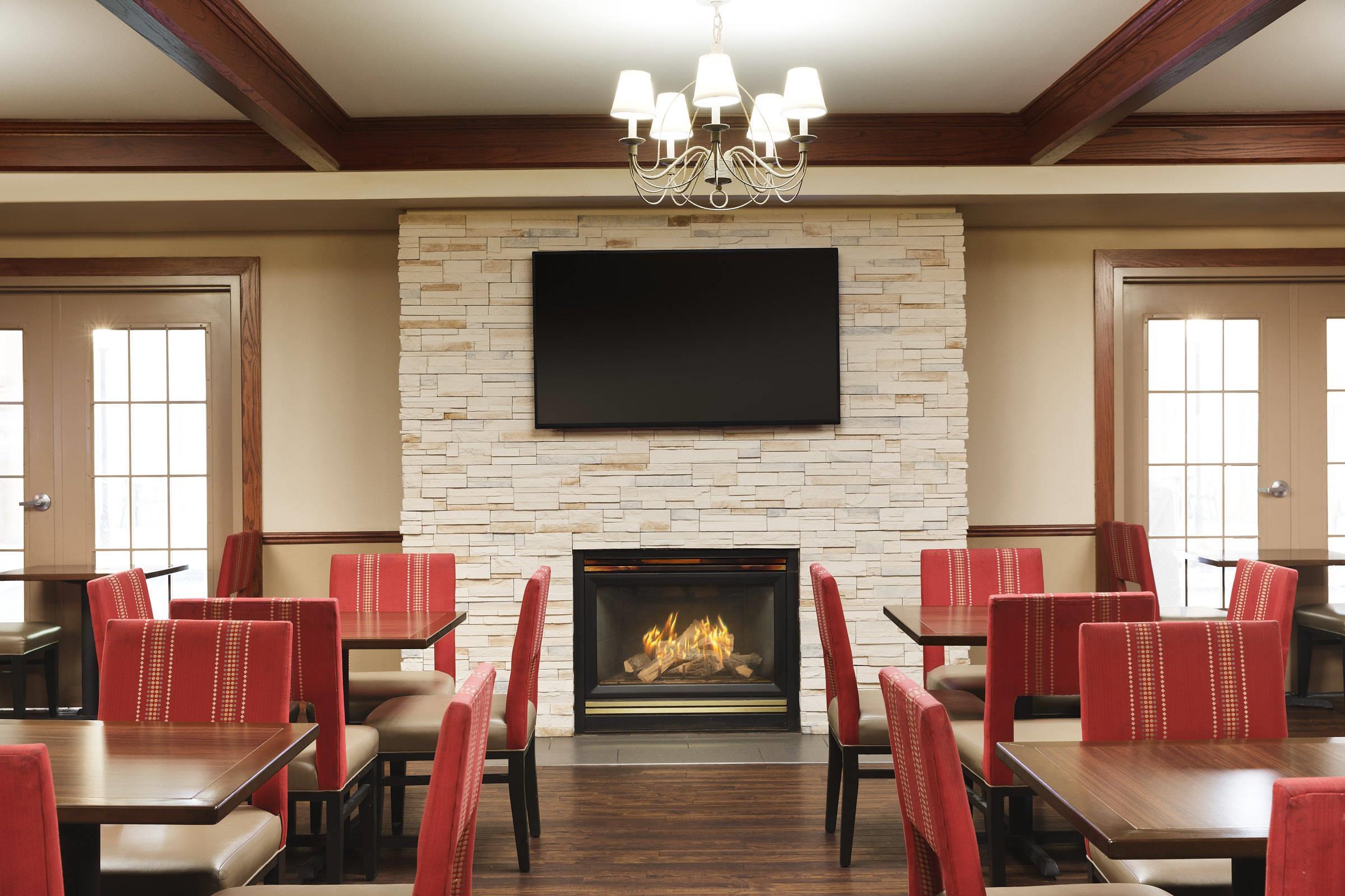 Breakfast area | Comfort Suites Milwaukee Airport