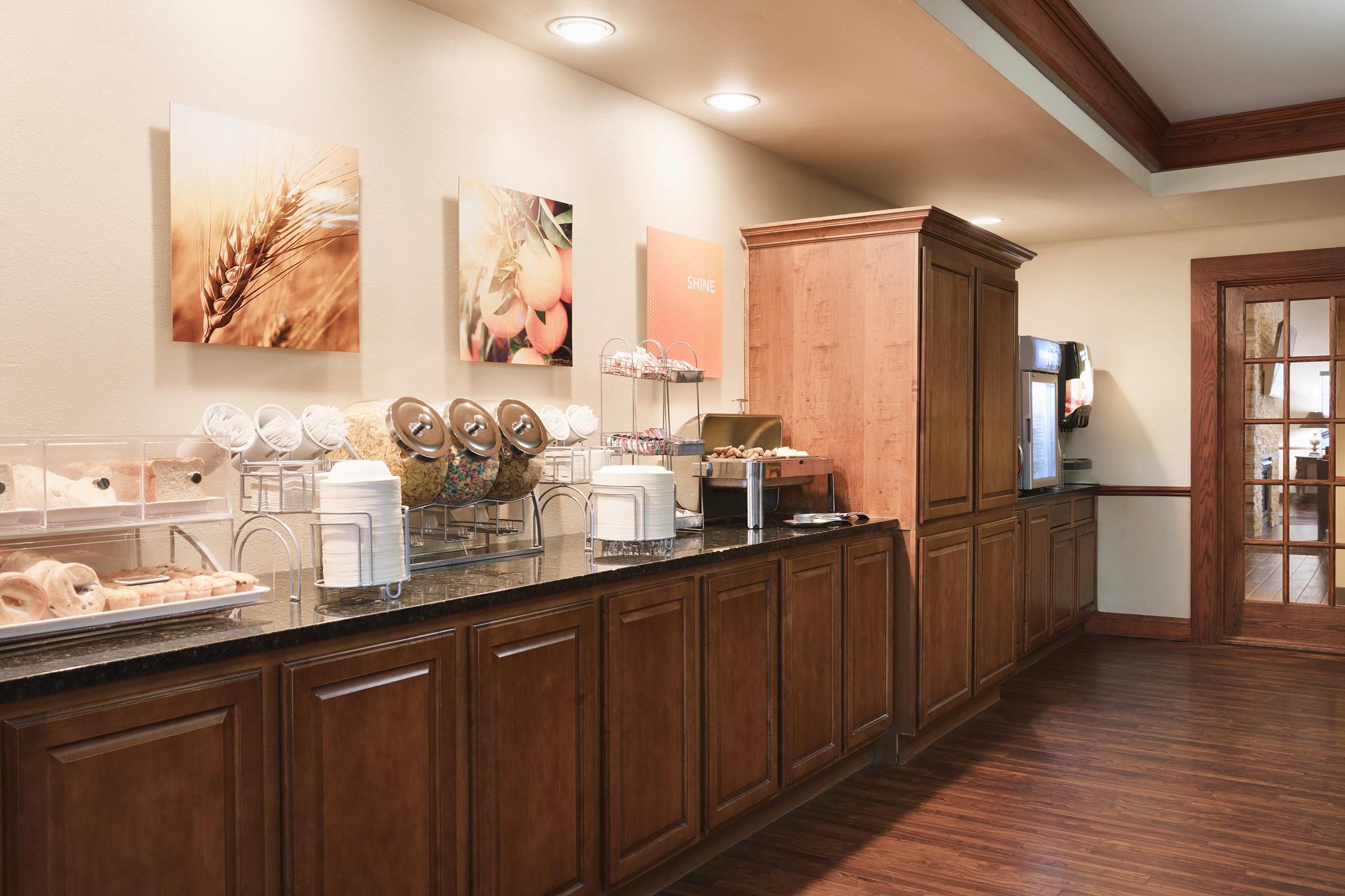 Breakfast area | Comfort Suites Milwaukee Airport