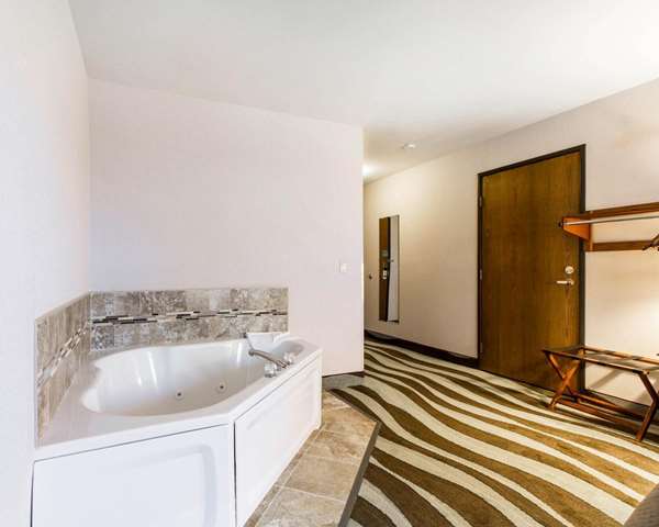 Suite - Quality Inn & Suites Stoughton