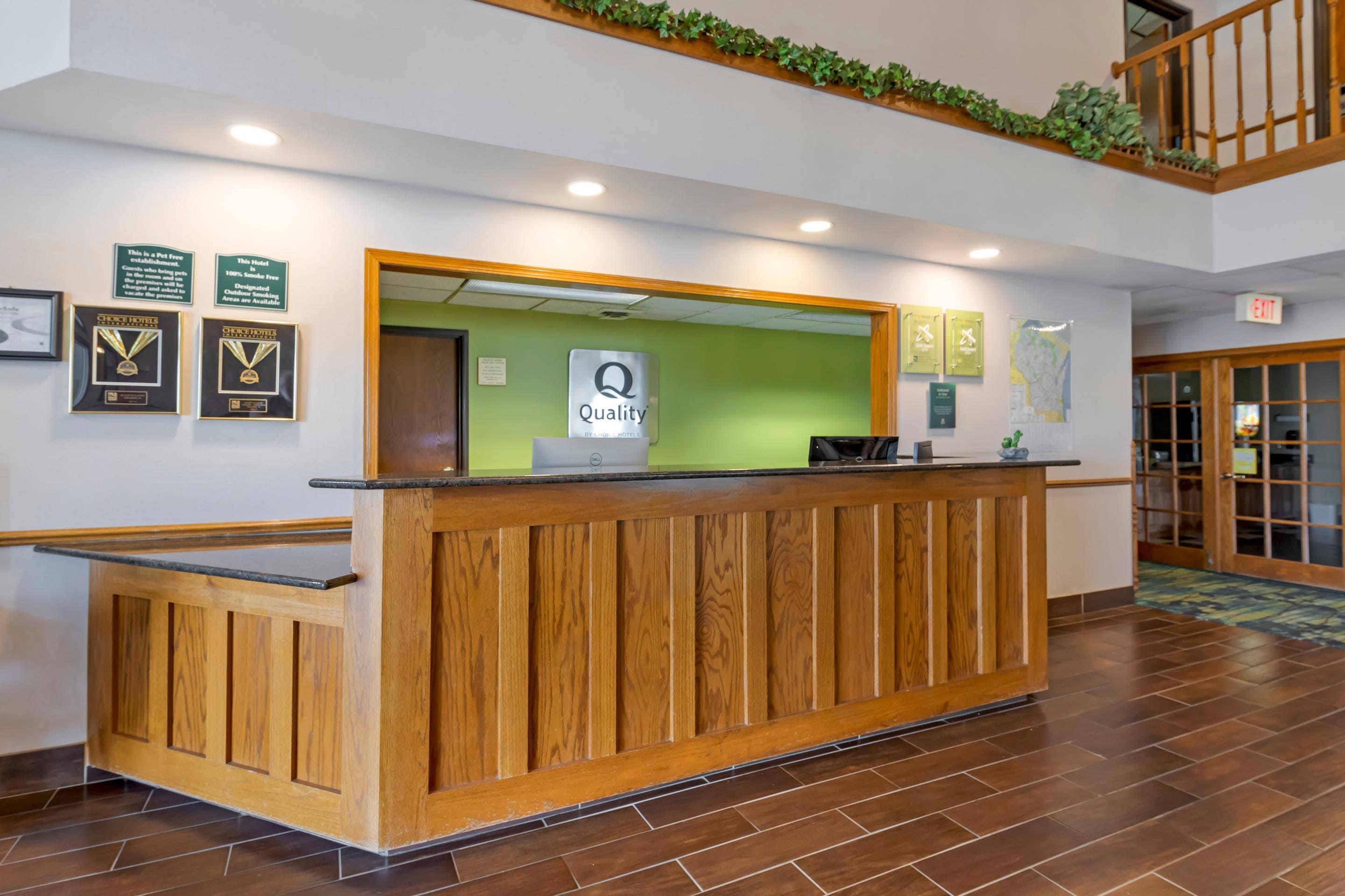Front desk | Quality Inn & Suites Stoughton - Madison South