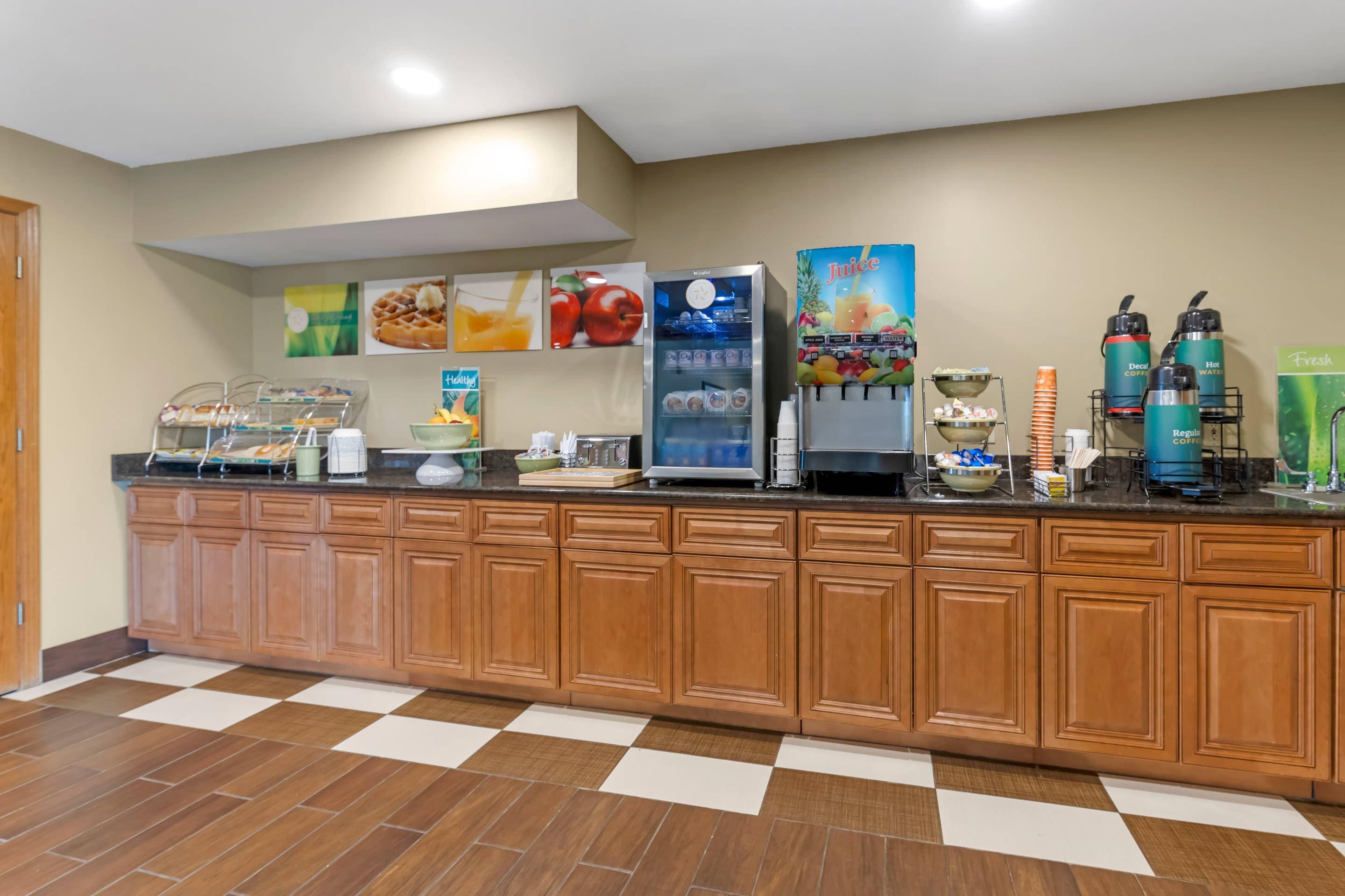 Breakfast area | Quality Inn & Suites Stoughton - Madison South