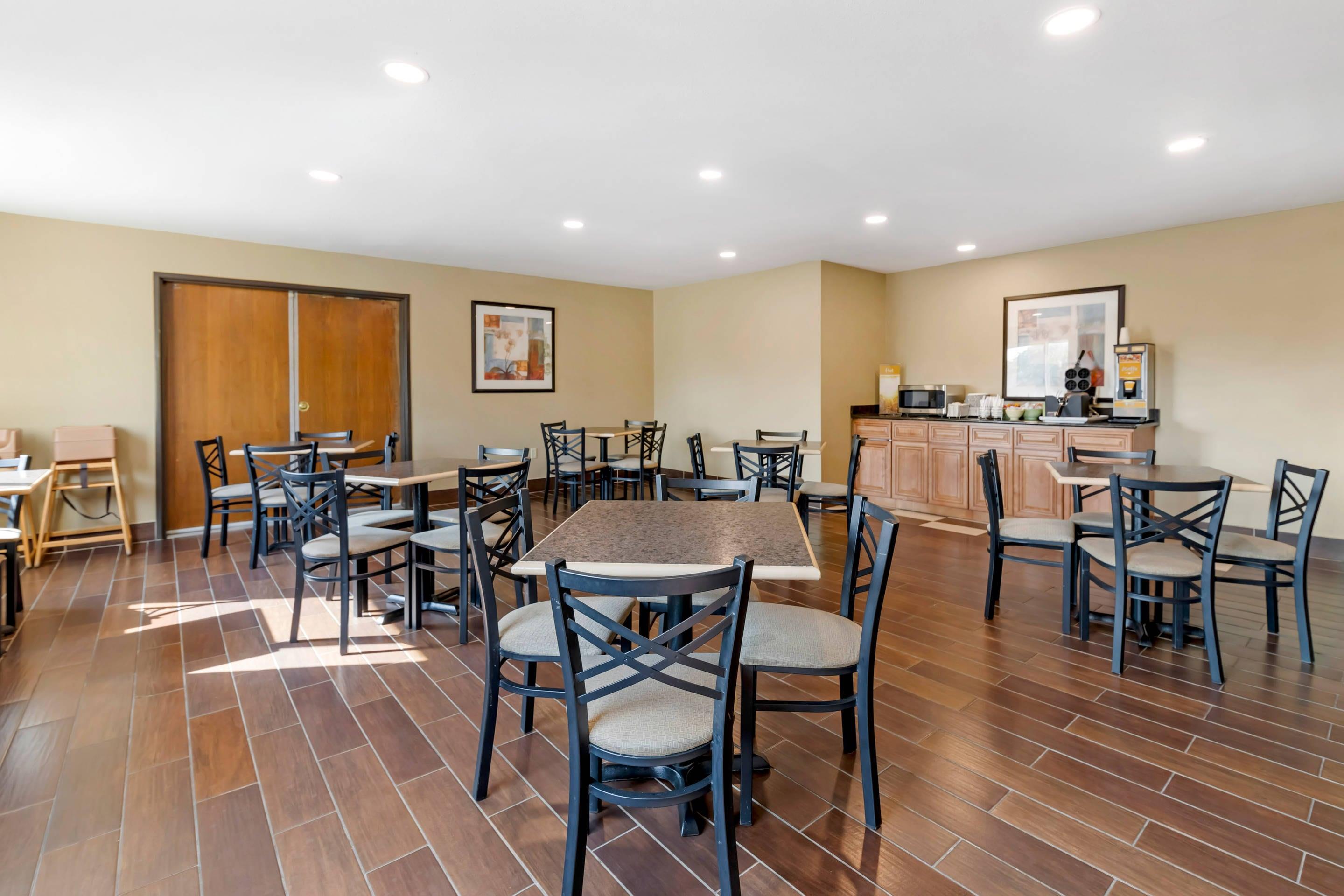 Breakfast area | Quality Inn & Suites Stoughton - Madison South
