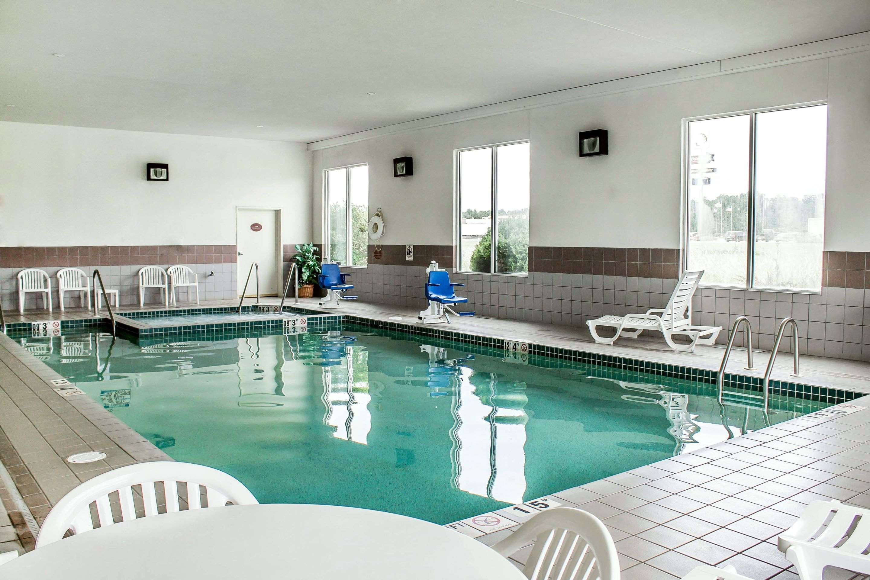 Indoor pool | Rodeway Inn Abbotsford