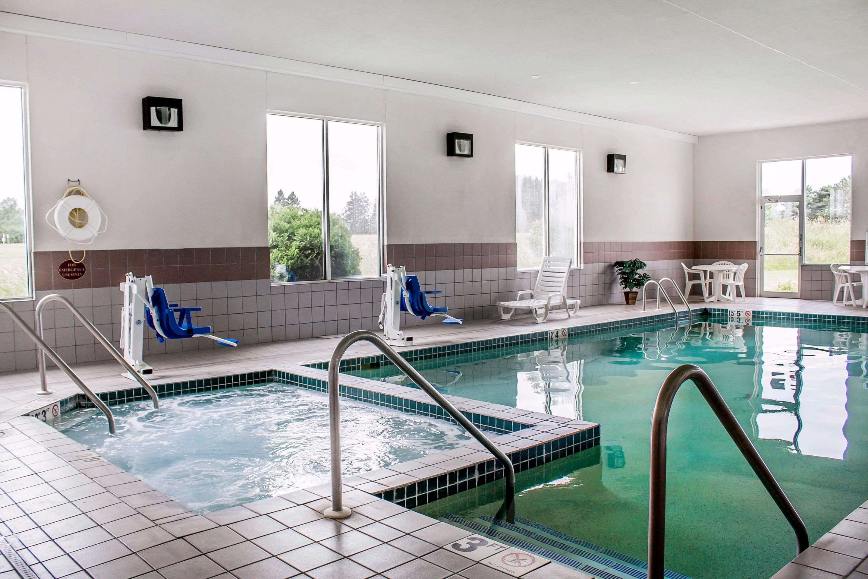 Indoor heated pool with hot tub | Rodeway Inn Abbotsford