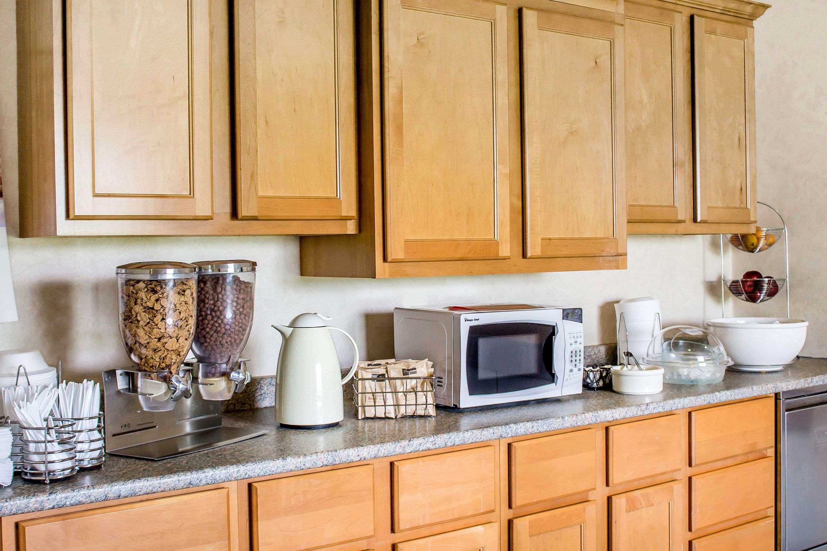 Breakfast counter | Rodeway Inn Abbotsford