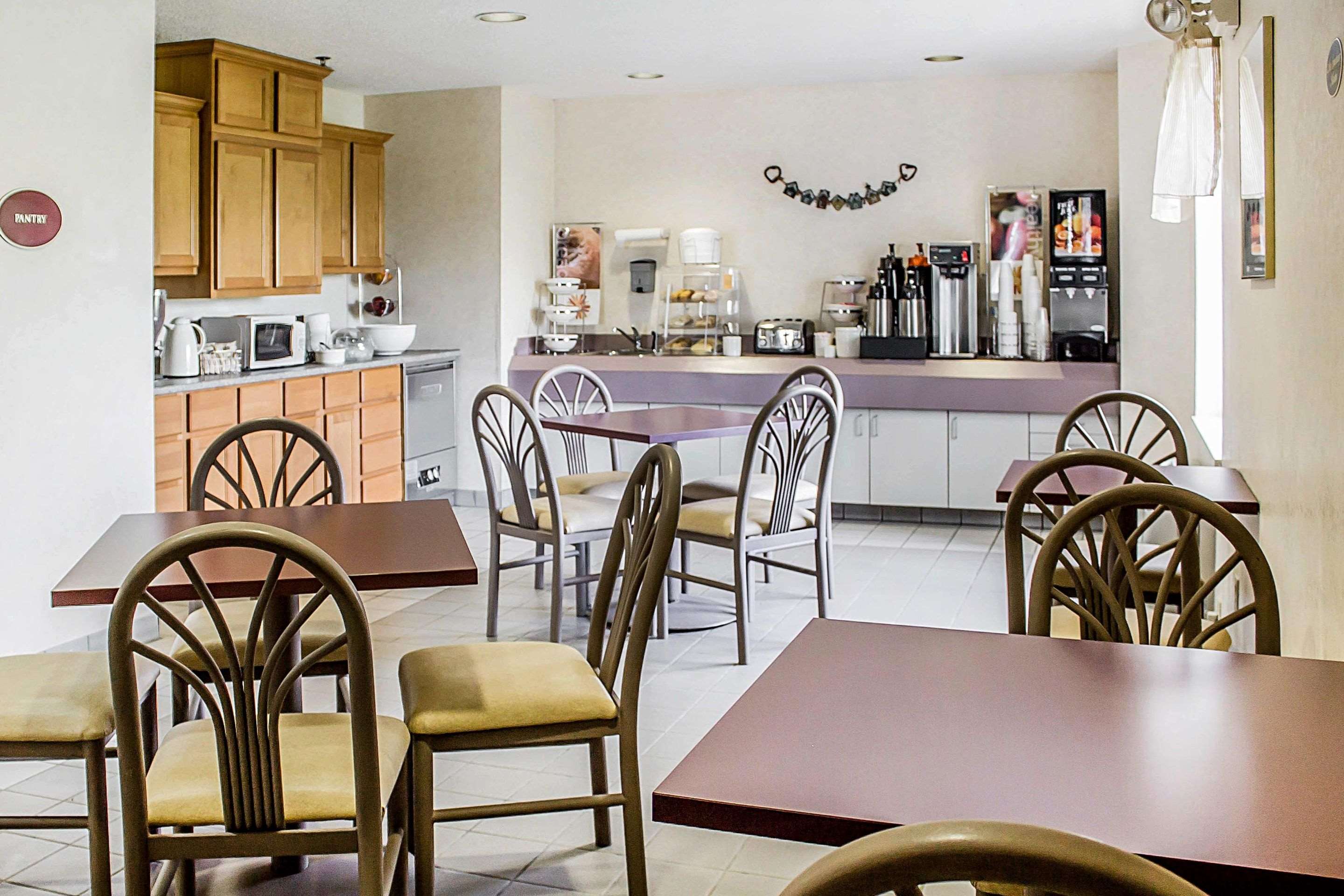 Breakfast room | Rodeway Inn Abbotsford
