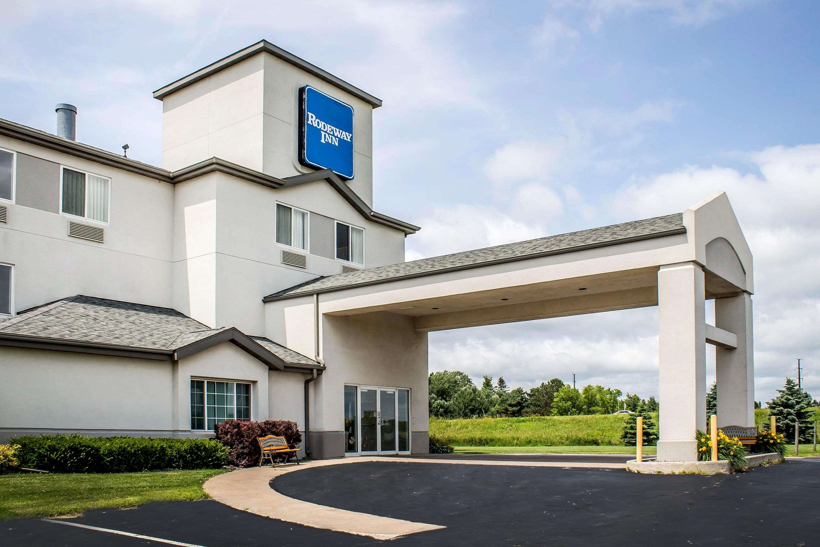 Hotel entrance | Rodeway Inn Abbotsford
