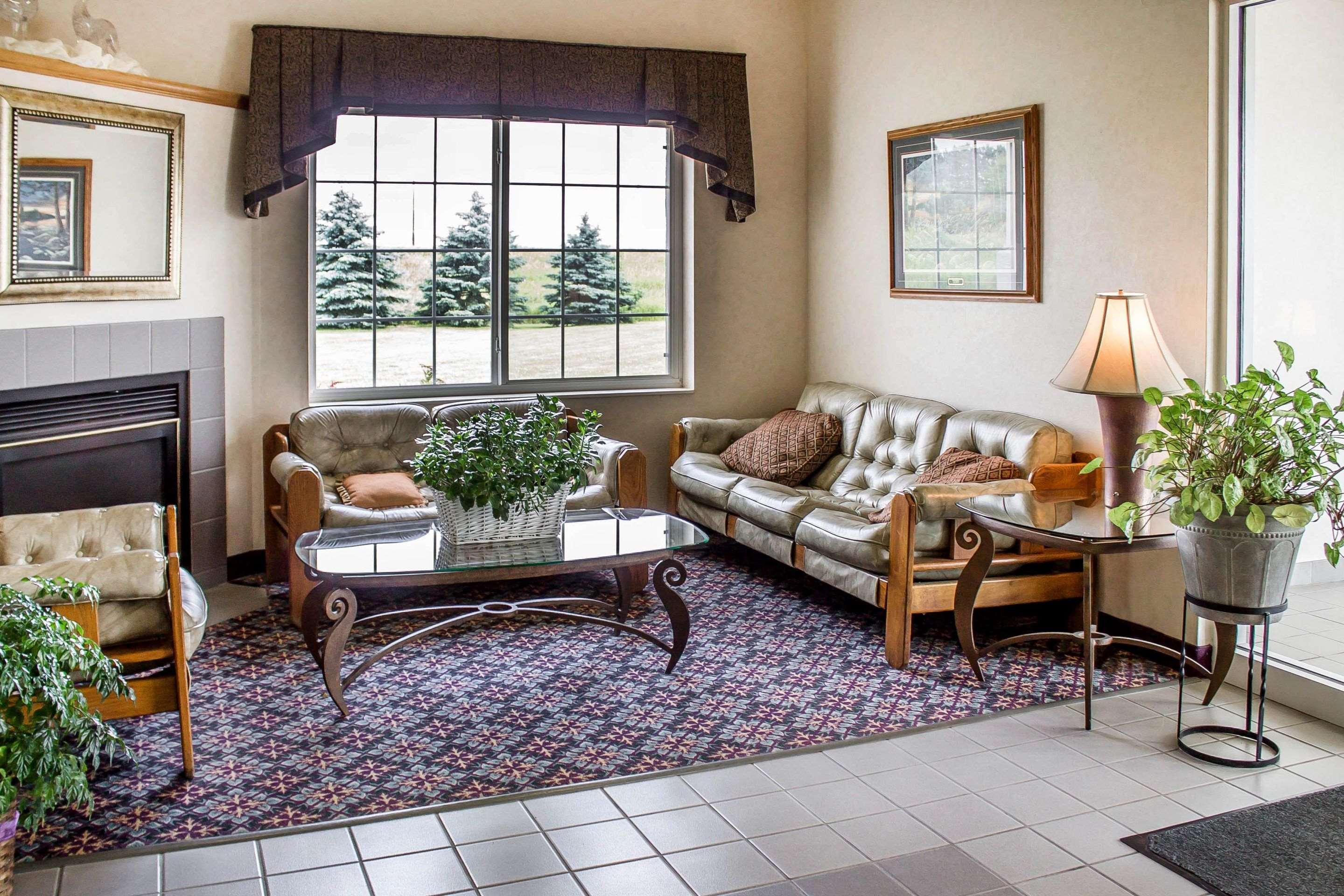 Lobby with sitting area | Rodeway Inn Abbotsford