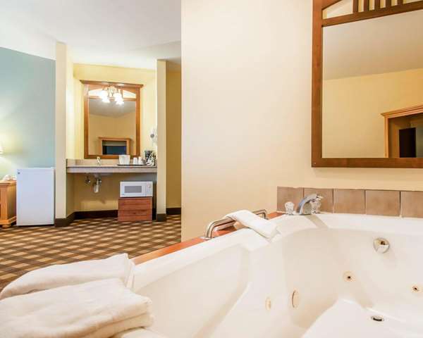  - Econo Lodge Inn & Suites Eau Claire