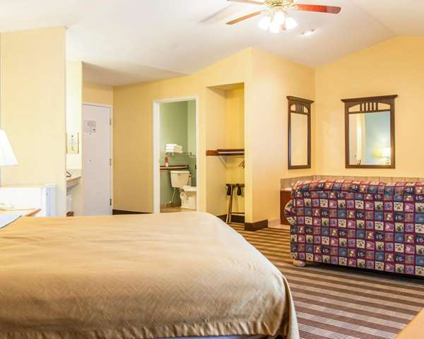  - Econo Lodge Inn & Suites Eau Claire