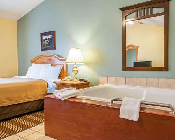  - Econo Lodge Inn & Suites Eau Claire