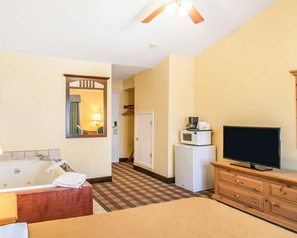  - Econo Lodge Inn & Suites Eau Claire