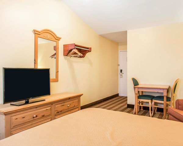  - Econo Lodge Inn & Suites Eau Claire