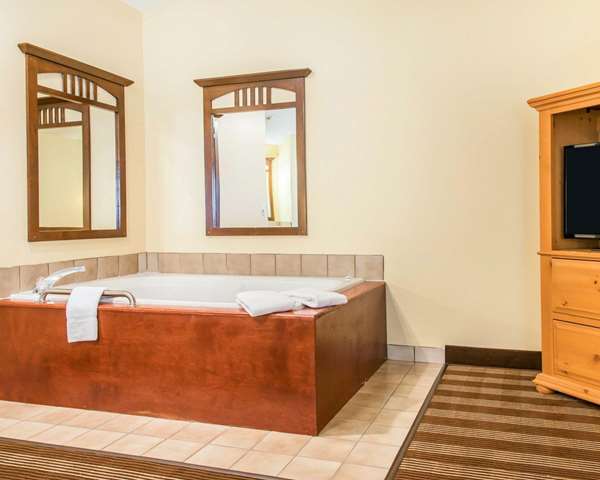  - Econo Lodge Inn & Suites Eau Claire