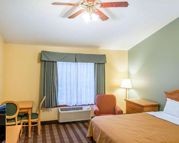  - Econo Lodge Inn & Suites Eau Claire