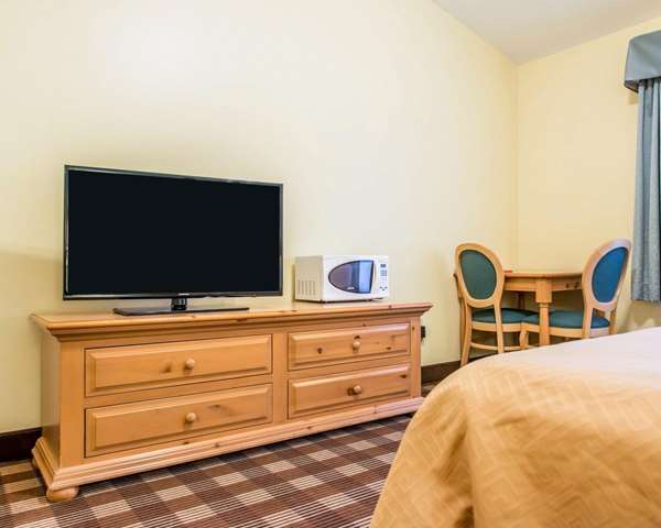  - Econo Lodge Inn & Suites Eau Claire