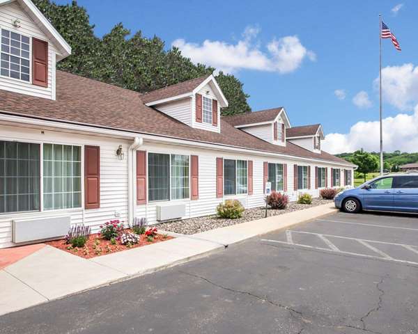 Exterior view - Econo Lodge Inn & Suites Eau Claire