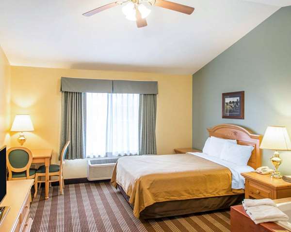  - Econo Lodge Inn & Suites Eau Claire
