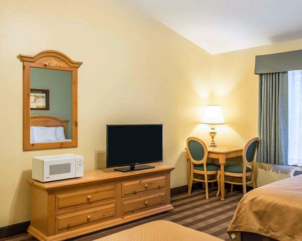  - Econo Lodge Inn & Suites Eau Claire