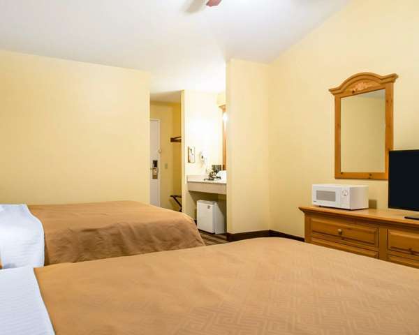  - Econo Lodge Inn & Suites Eau Claire
