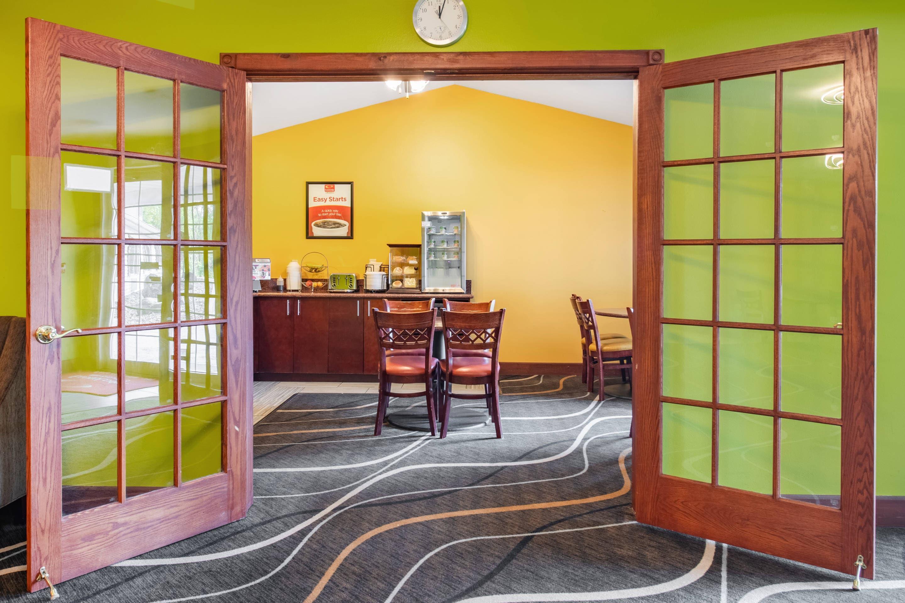 Breakfast area | Econo Lodge Inn & Suites