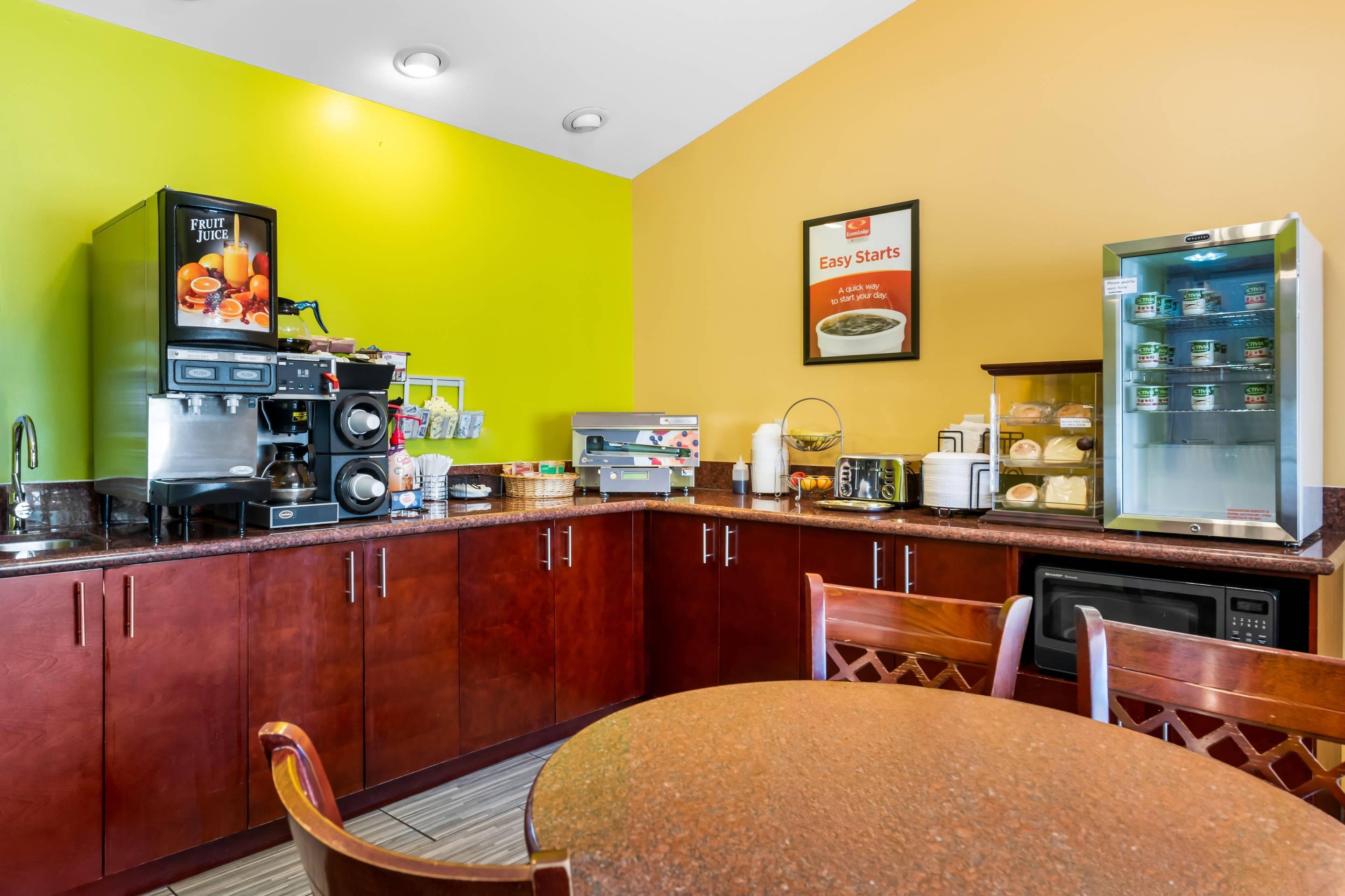 Breakfast area | Econo Lodge Inn & Suites