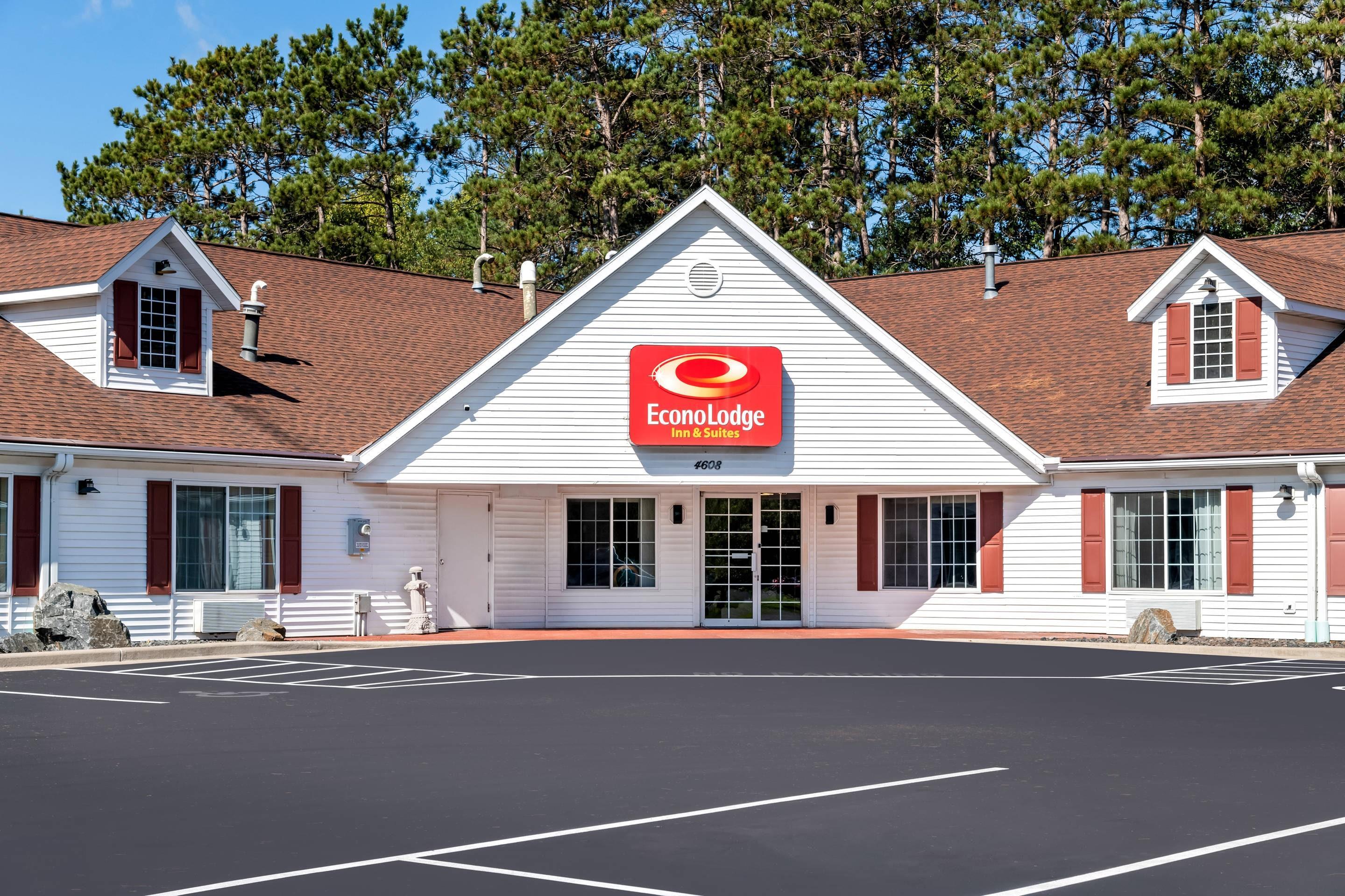 Hotel exterior | Econo Lodge Inn & Suites