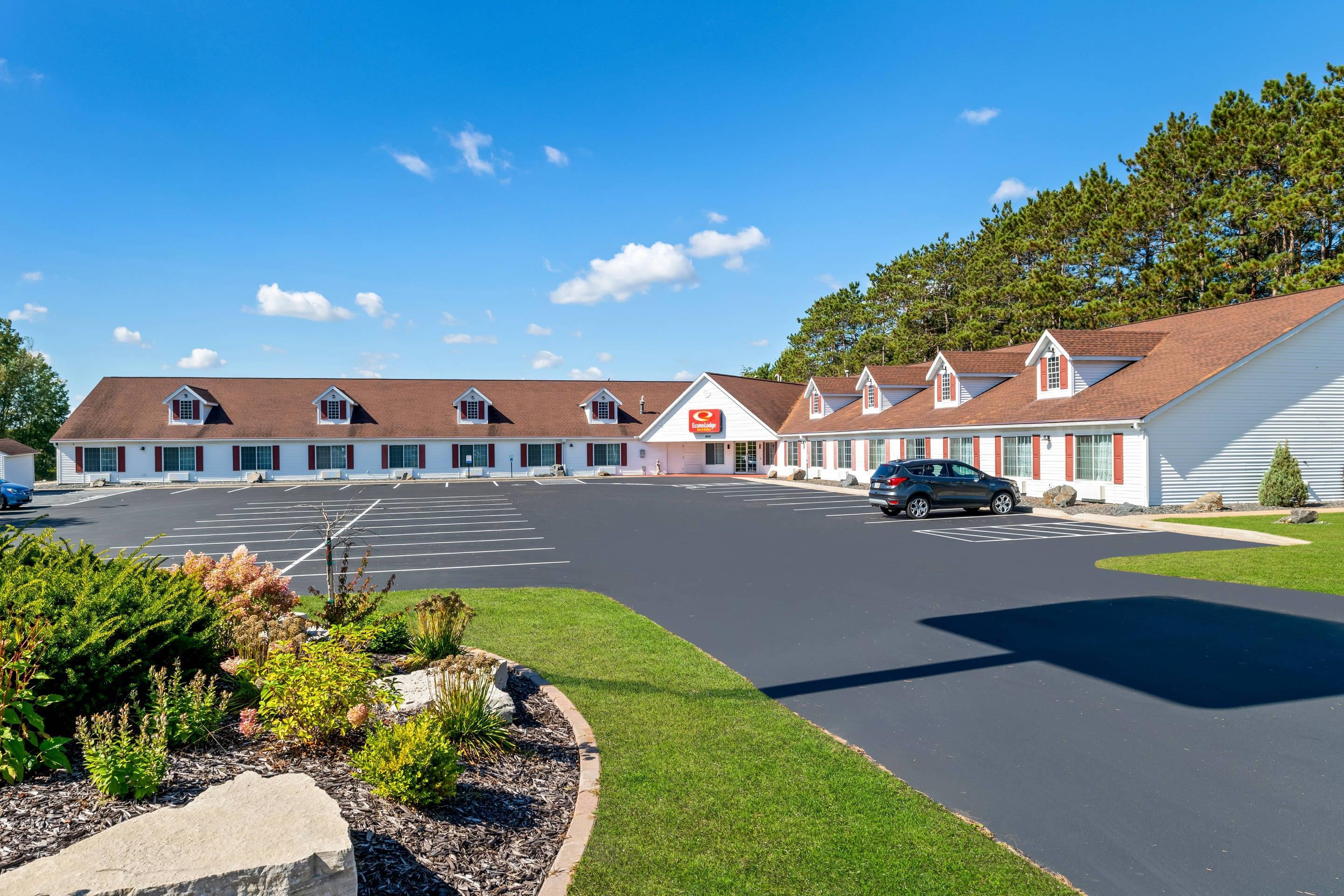 Hotel exterior | Econo Lodge Inn & Suites