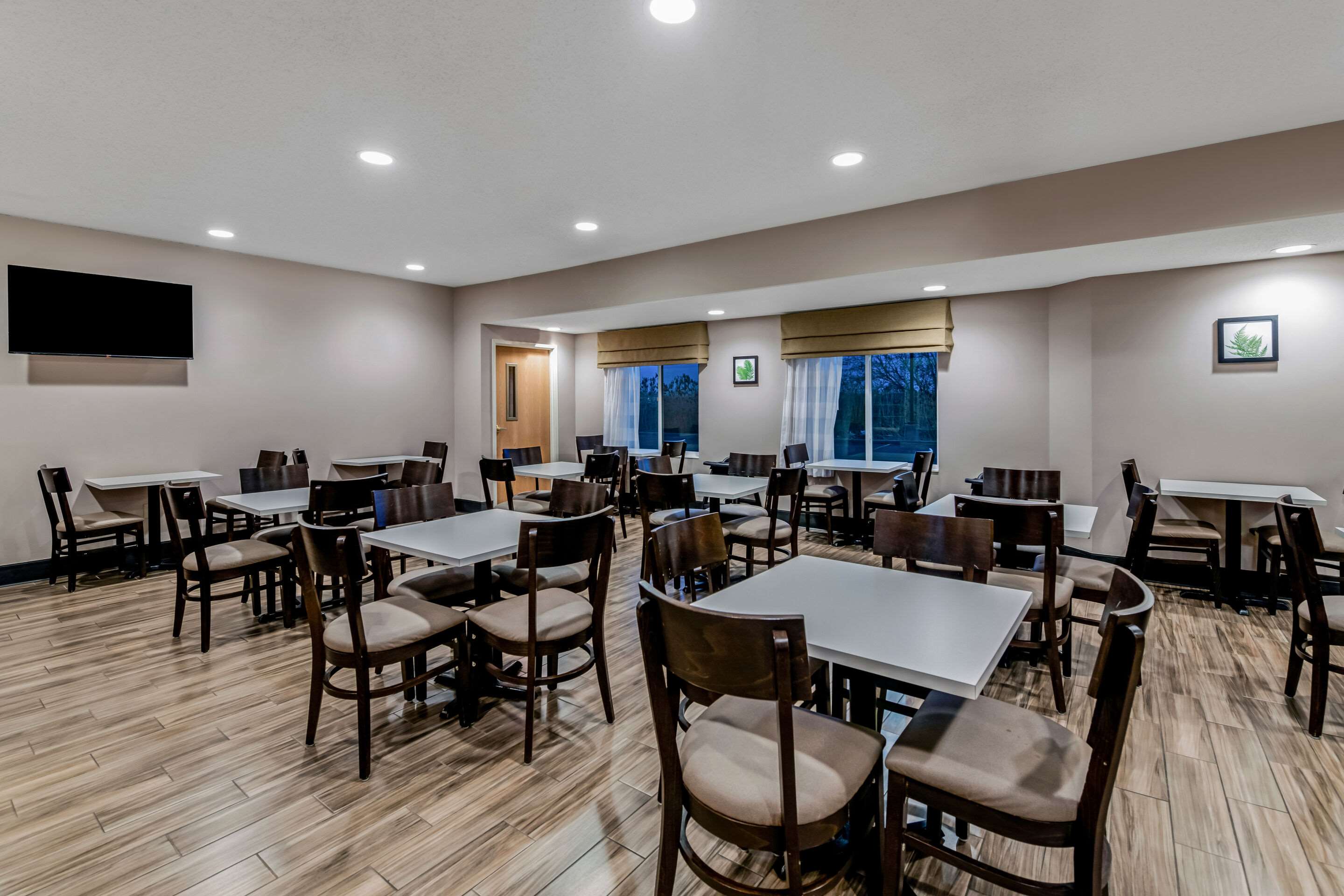 Breakfast area | Sleep Inn & Suites Green Bay South