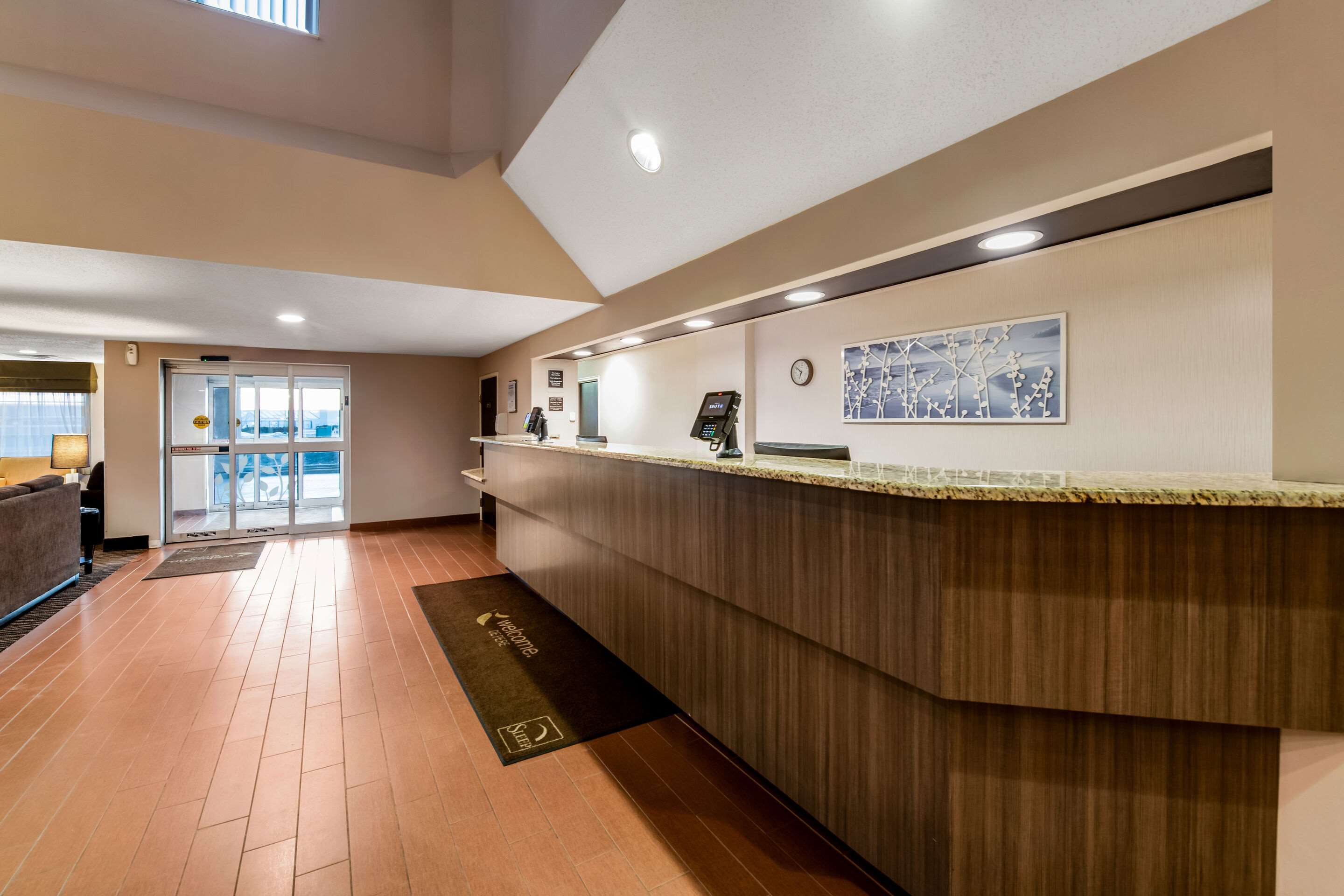 Front desk | Sleep Inn & Suites Green Bay South