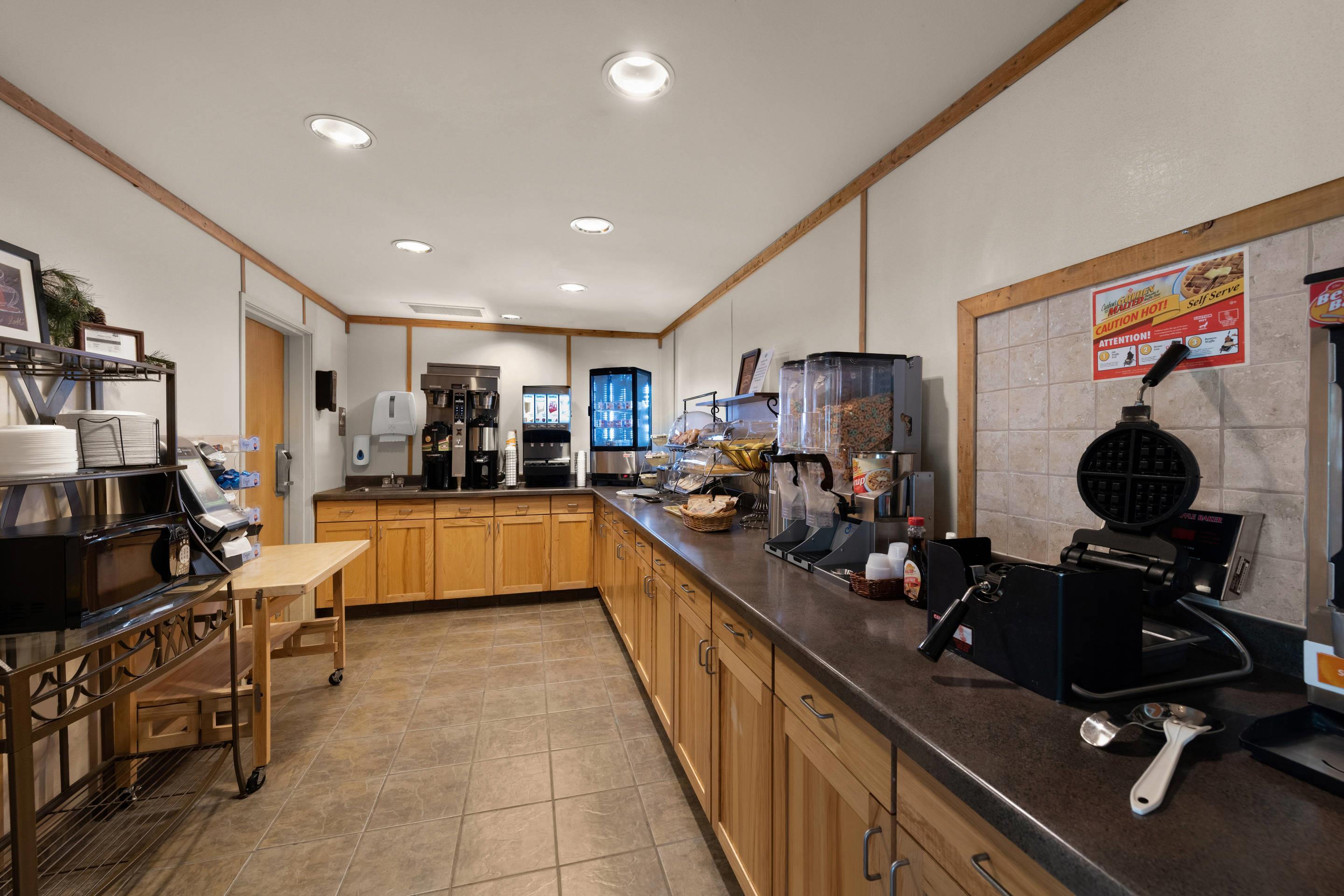 Breakfast area | Rodeway Inn & Suites Tomahawk