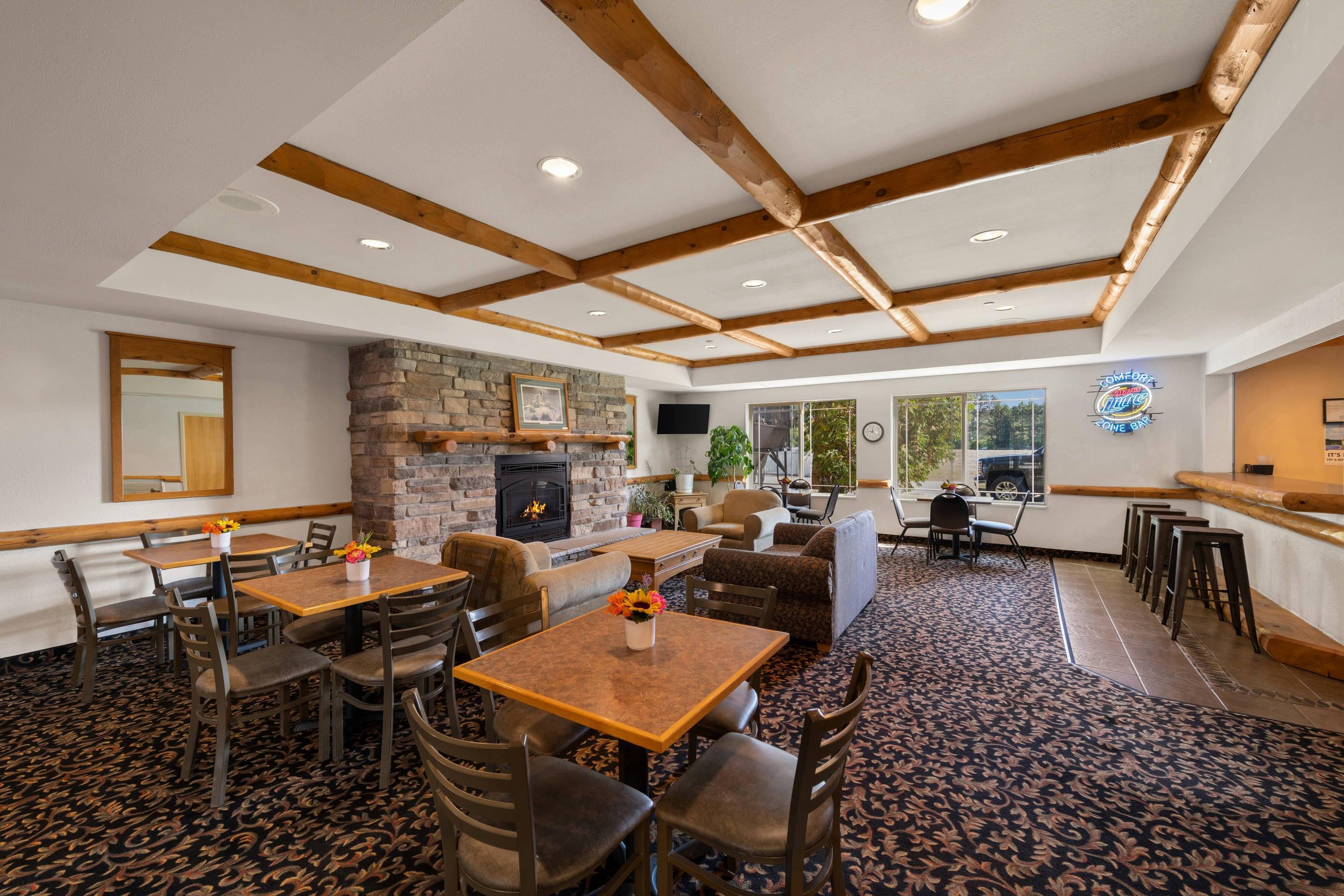 Breakfast area | Rodeway Inn & Suites Tomahawk