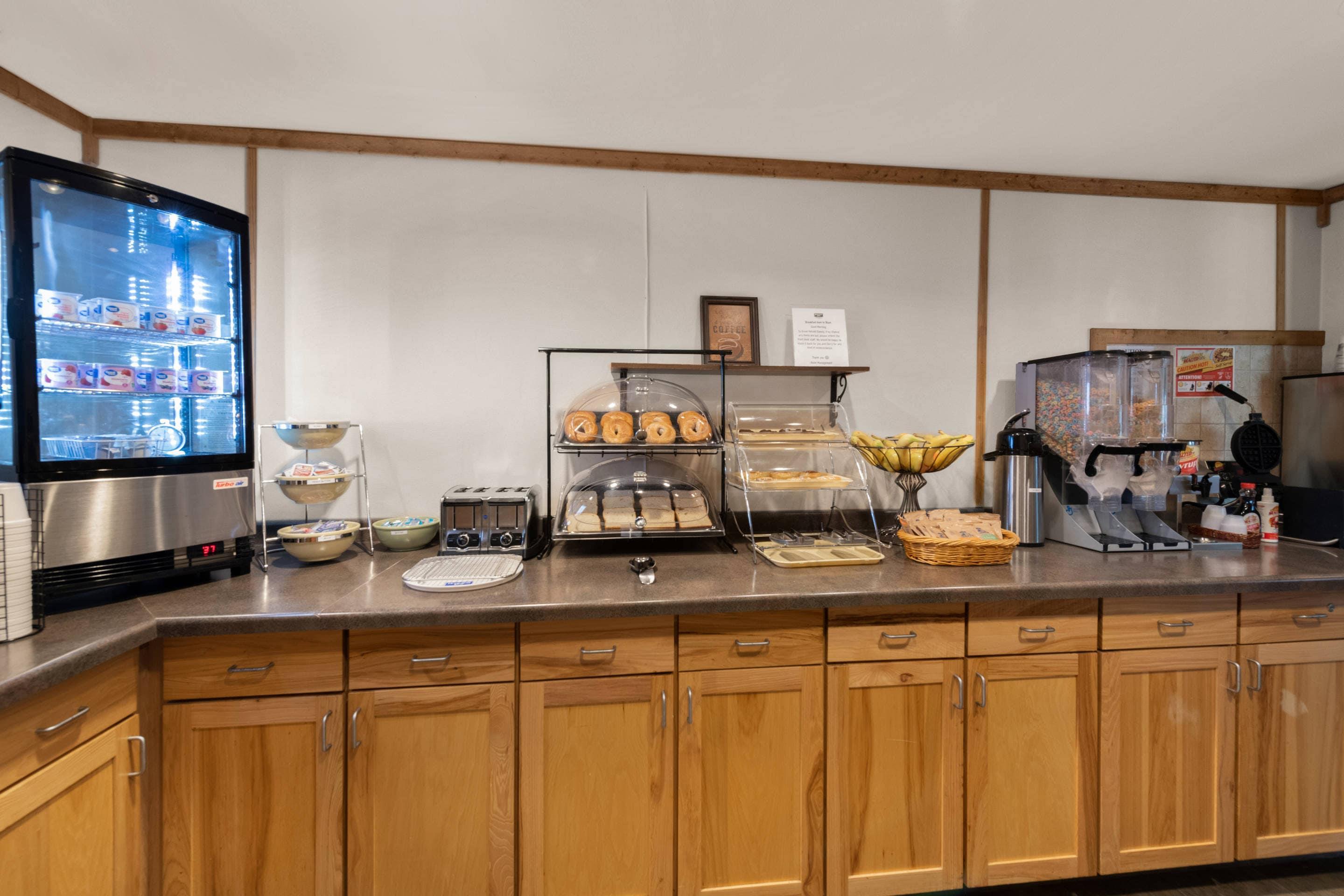 Breakfast area | Rodeway Inn & Suites Tomahawk