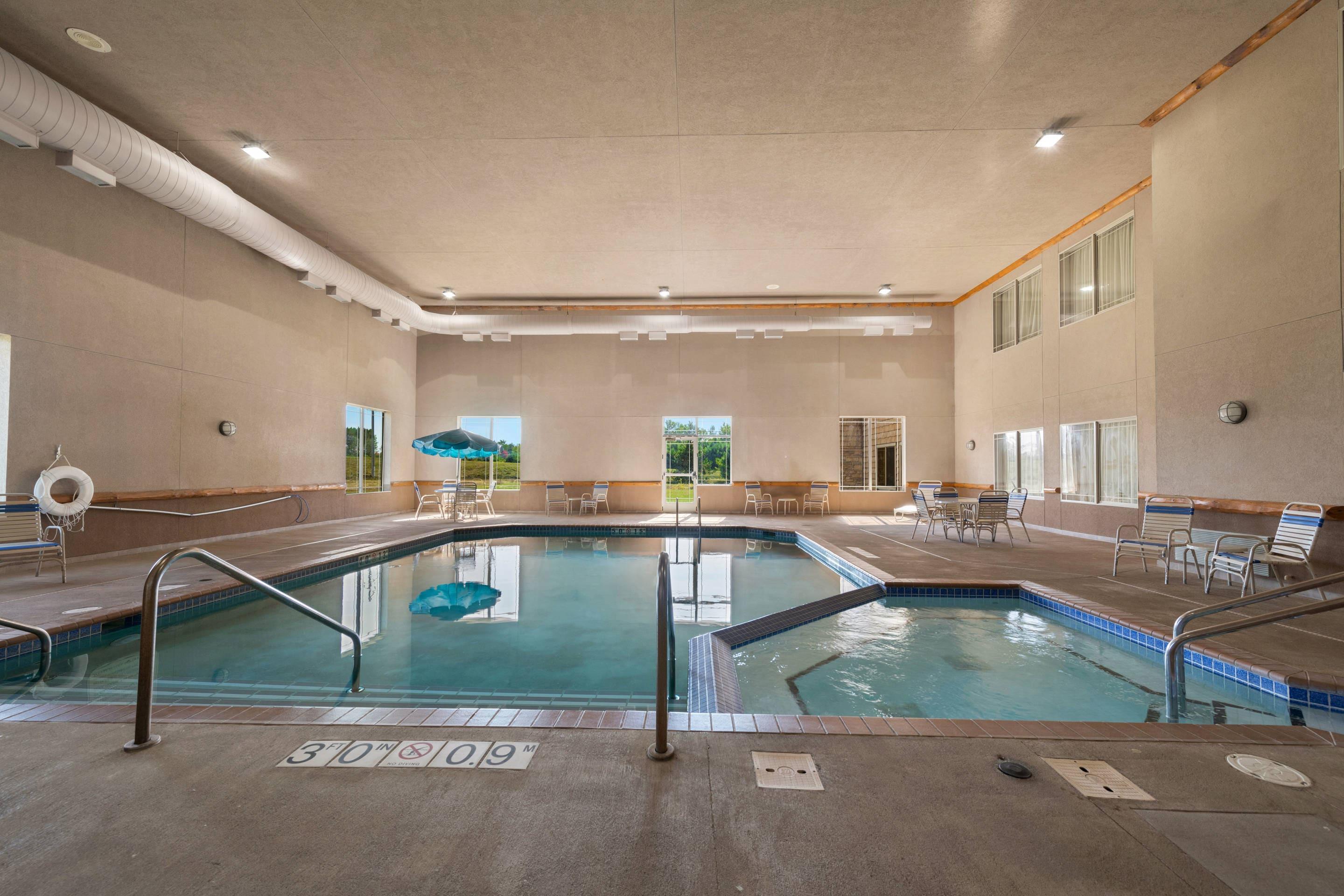 Indoor pool | Rodeway Inn & Suites Tomahawk