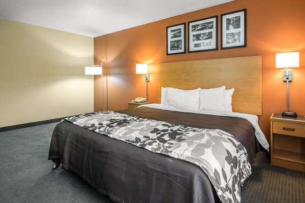  - Sleep Inn & Suites Sheboygan - I-43, Exit 120