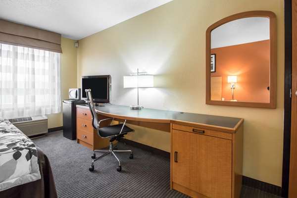  - Sleep Inn & Suites Sheboygan - I-43, Exit 120