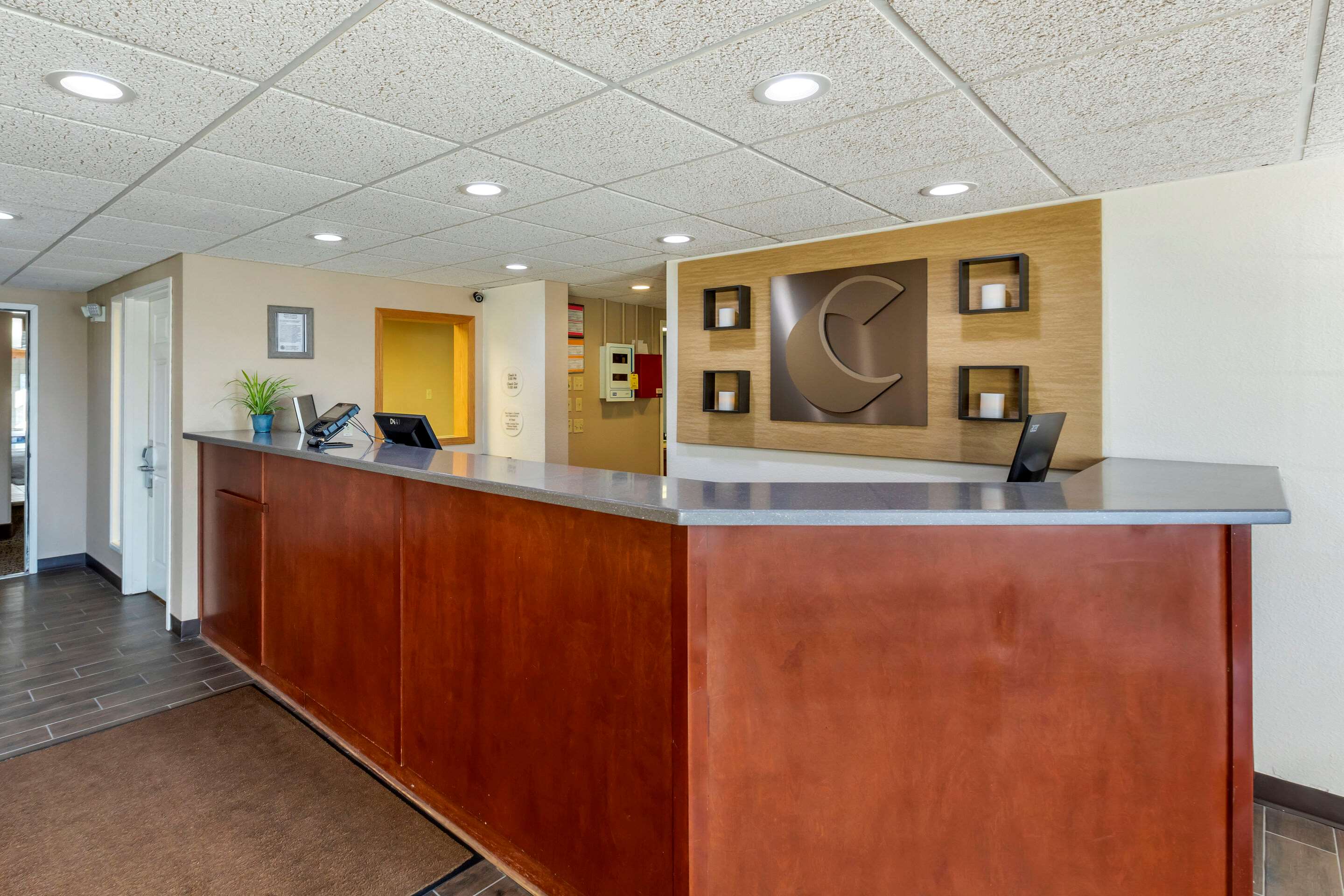 Front desk | Comfort Inn & Suites Jackson - West Bend